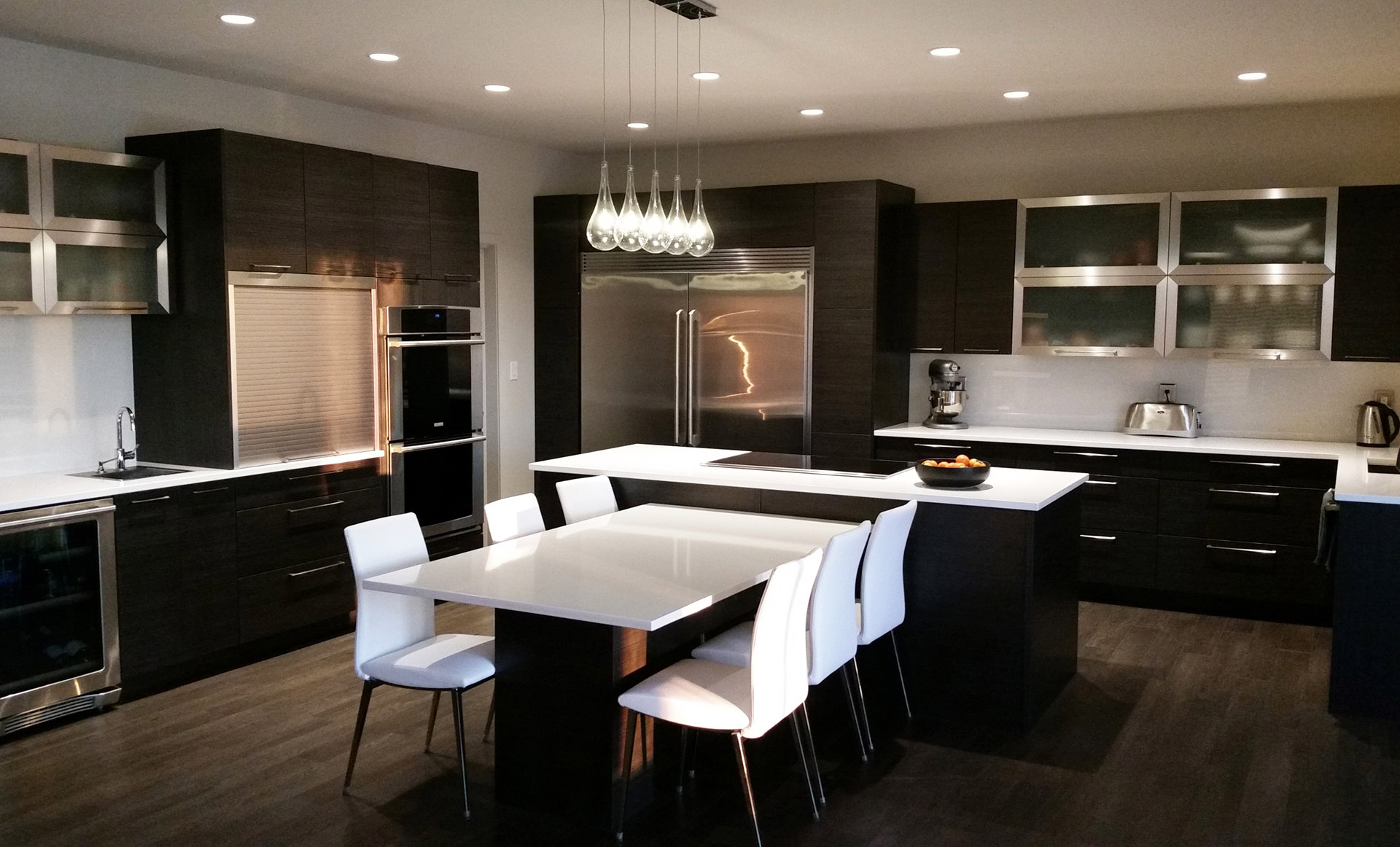 Modern Dark and Light Contrast Kitchen