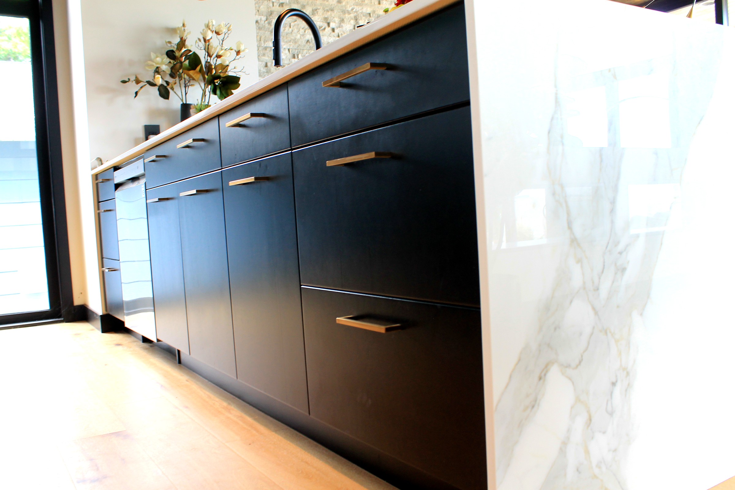 Kitchen Island with Mid Century Modern Style and Black Cabinets
