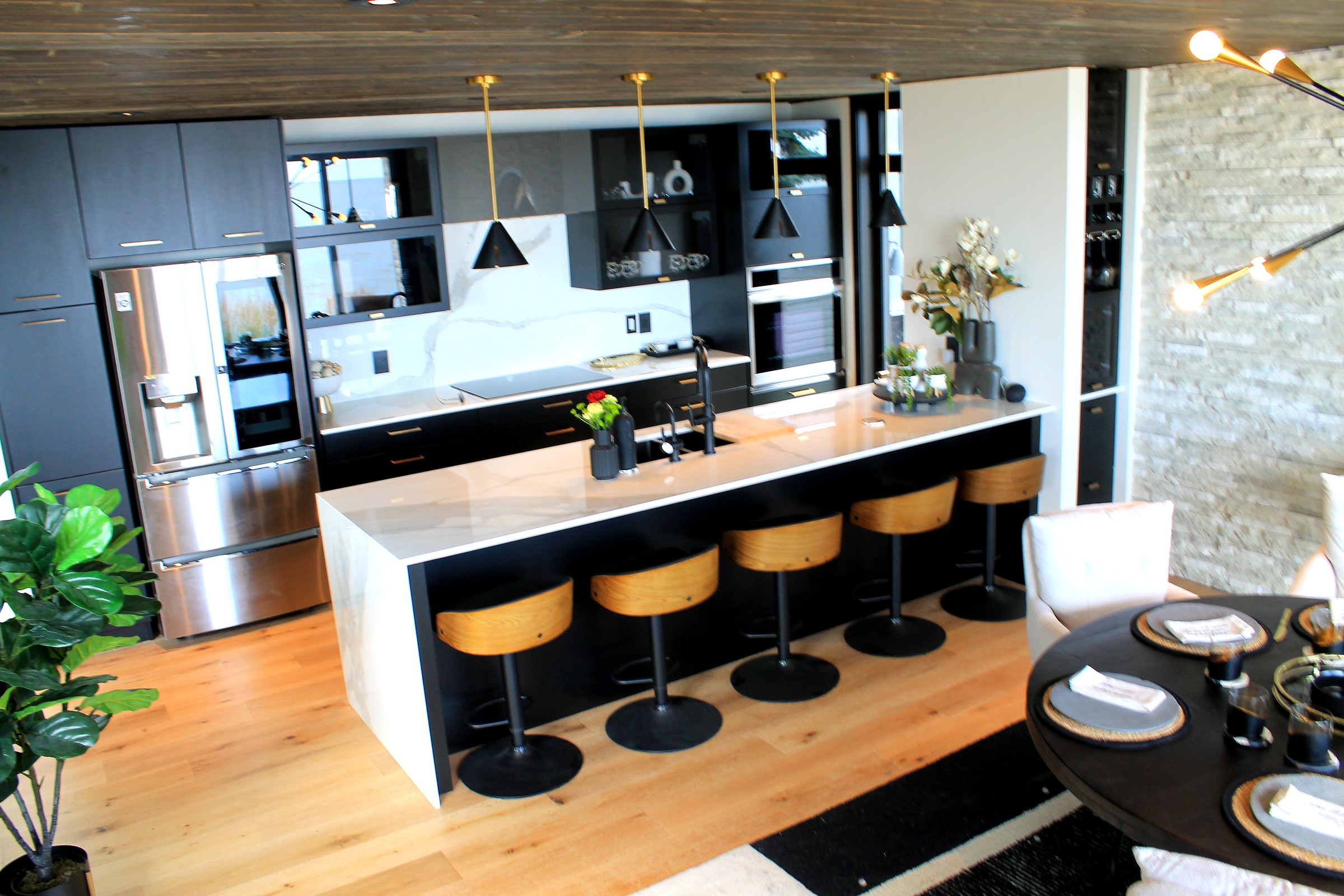 Kitchen with Mid Century Modern Style and Black Cabinets